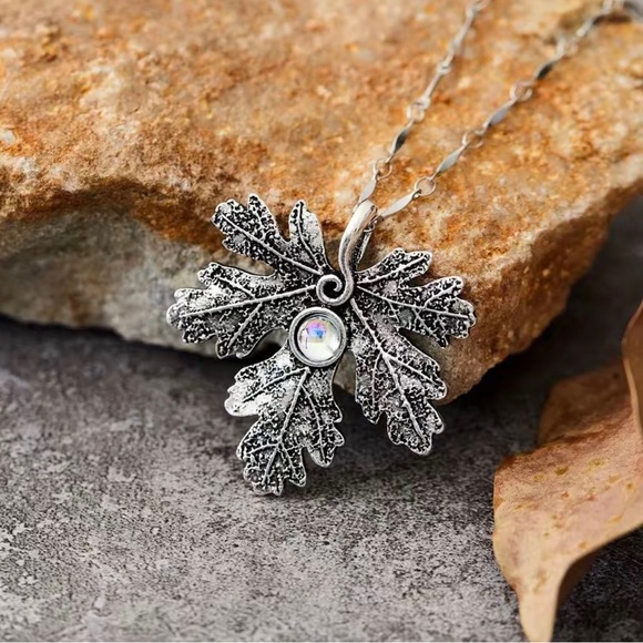 NWT Silver Boho Maple Leaf Pendant Necklace with Gemstone - Picture 4 of 6